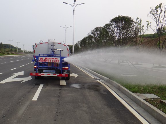 東風(fēng)多利卡7-9噸灑水車圖片