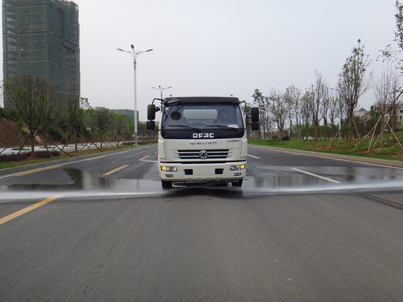 東風(fēng)多利卡灑水車︱9噸灑水車圖片