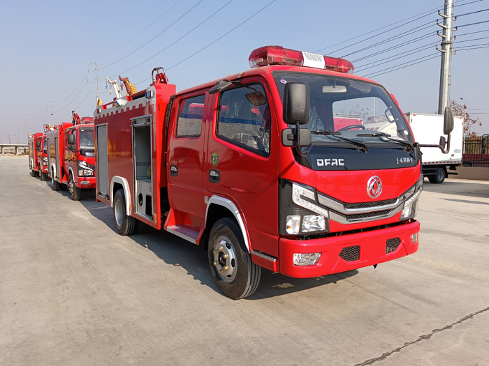 5噸消防灑水車廠家_石油化工冶煉廠消防車_2.5-5噸泡沫消防車現車報價