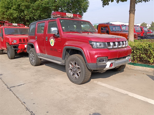 小型皮卡器材消防車_2噸四驅(qū)越野消防灑水車_河南湖北_滅火巡邏消防車_北汽吉普四驅(qū)森林防火巡邏車