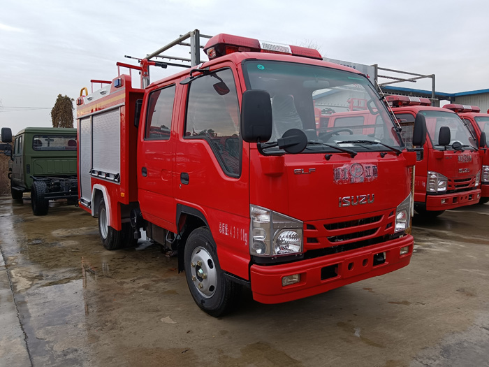 5噸消防灑水車_油庫貨場港口碼頭消防車_2.5-5噸泡沫消防車現(xiàn)車報價