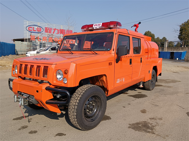 森林巡邏消防車_越野消防灑水車_內(nèi)蒙古遼寧_山區(qū)林場草原消防救火車_越野四驅(qū)運兵突擊消防車