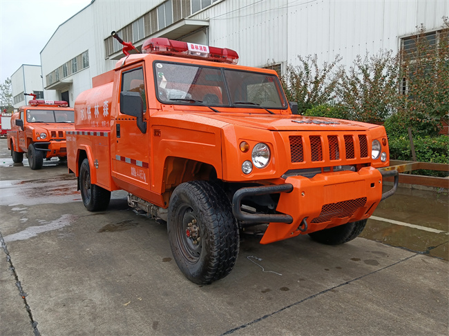 森林巡邏消防車_越野消防灑水車_內(nèi)蒙古遼寧_山區(qū)林場草原消防救火車_越野四驅(qū)運兵突擊消防車