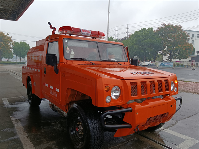 森林防火指揮車_2噸四驅(qū)消防灑水車_安徽福建_應(yīng)急運(yùn)水車_四驅(qū)越野消防車