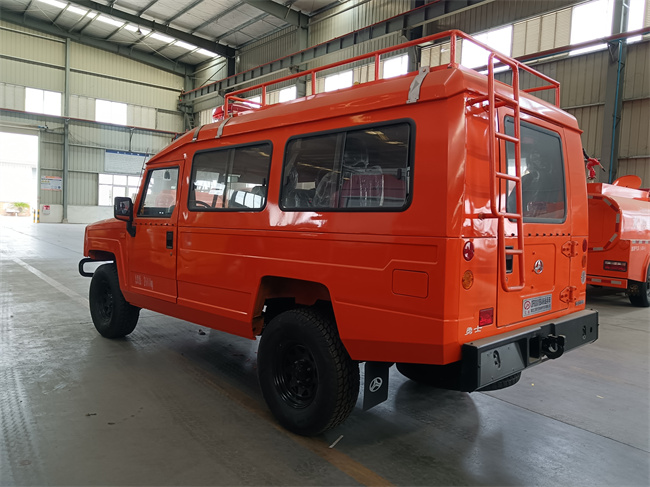 森林防火指揮車_2噸四驅(qū)消防灑水車_安徽福建_應(yīng)急運(yùn)水車_四驅(qū)越野消防車