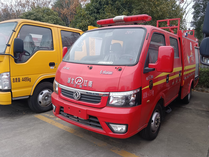 5噸消防灑水車_油庫貨場港口碼頭消防車_2.5-5噸泡沫消防車現(xiàn)車報價